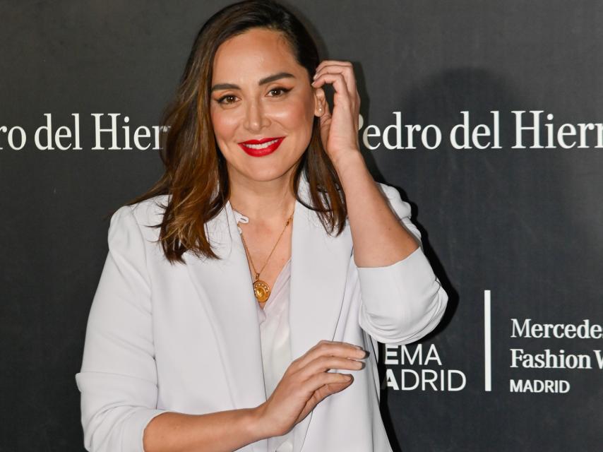 Tamara Falcó posando ante la prensa, minutos antes de que comenzara el desfile de su colección.