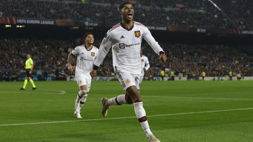 Los jugadores del United celebran uno de los goles en el Camp Nou.