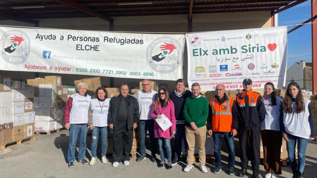 Representantes de diferentes colectivos tras llenar un contenedor de ayuda humanitaria a Siria este jueves en Elche.