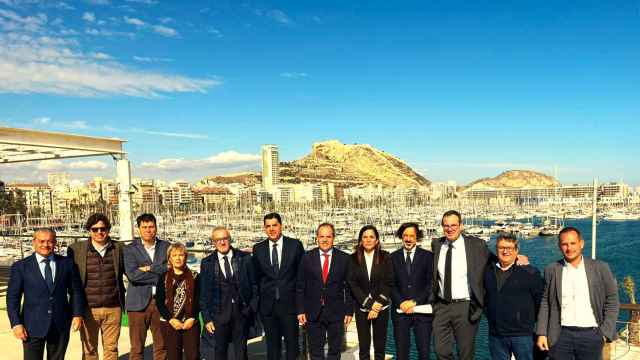 El comité ejecutivo de la Cámara de Alicante en el Panoramis, donde quieren ubicar su sede.