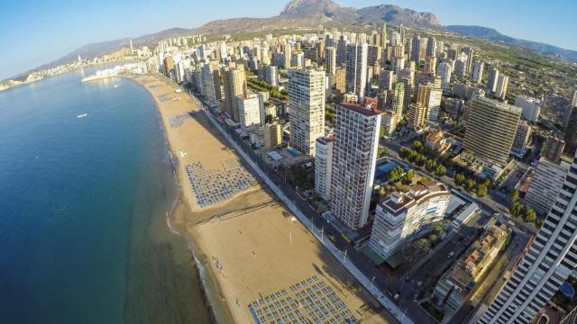 Vista aérea de la playa de Levante de Benidorm, con su 'skyline' perfectamente alineado.