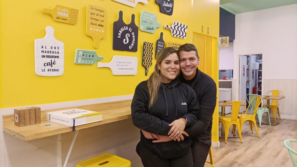 Alejandra y William, la pareja de venezolanos que regenta 'Sabolé' en Alicante.