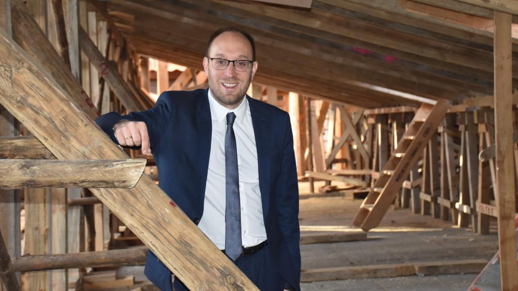 El alcalde de Ciudad Rodrigo, Marcos Iglesias Caridad, entre los palenques de la plaza de toros