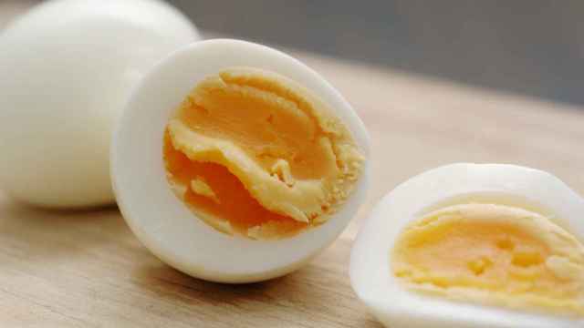 El truco de Karlos Arguiñano para saber si un huevo está cocido.