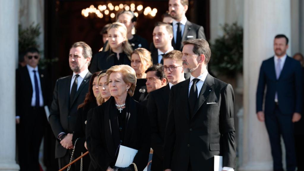 Familia Real griega, conmovida, tras el funeral de Constantino de Grecia.