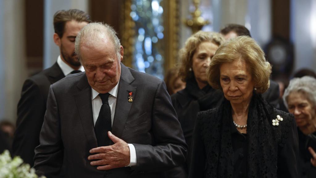 La reina Sofía, junto al rey Juan Carlos, en el funeral de Constantino de Grecia.