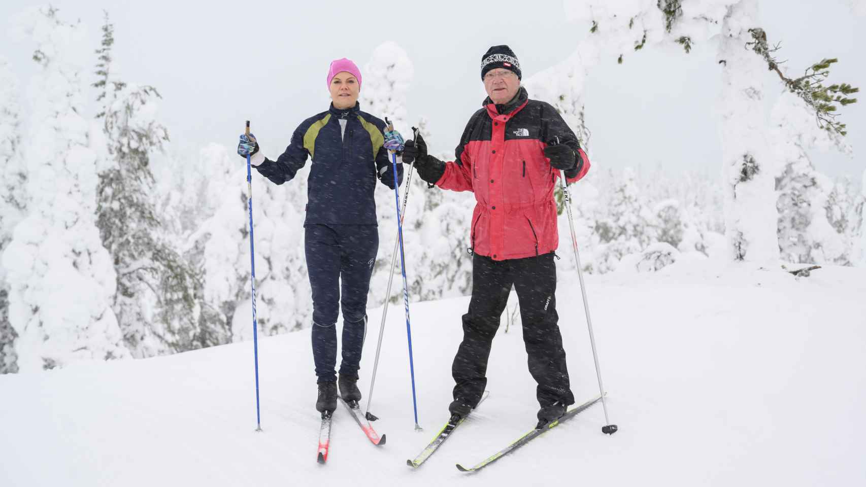 Carlos Gustavo de Suecia disfrutando de un día de esquí con su hija Victoria.
