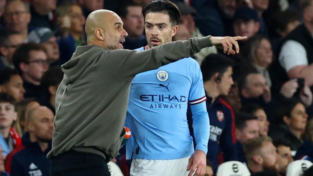 Pep Guardiola y Jack Grealish, en un partido el Manchester City