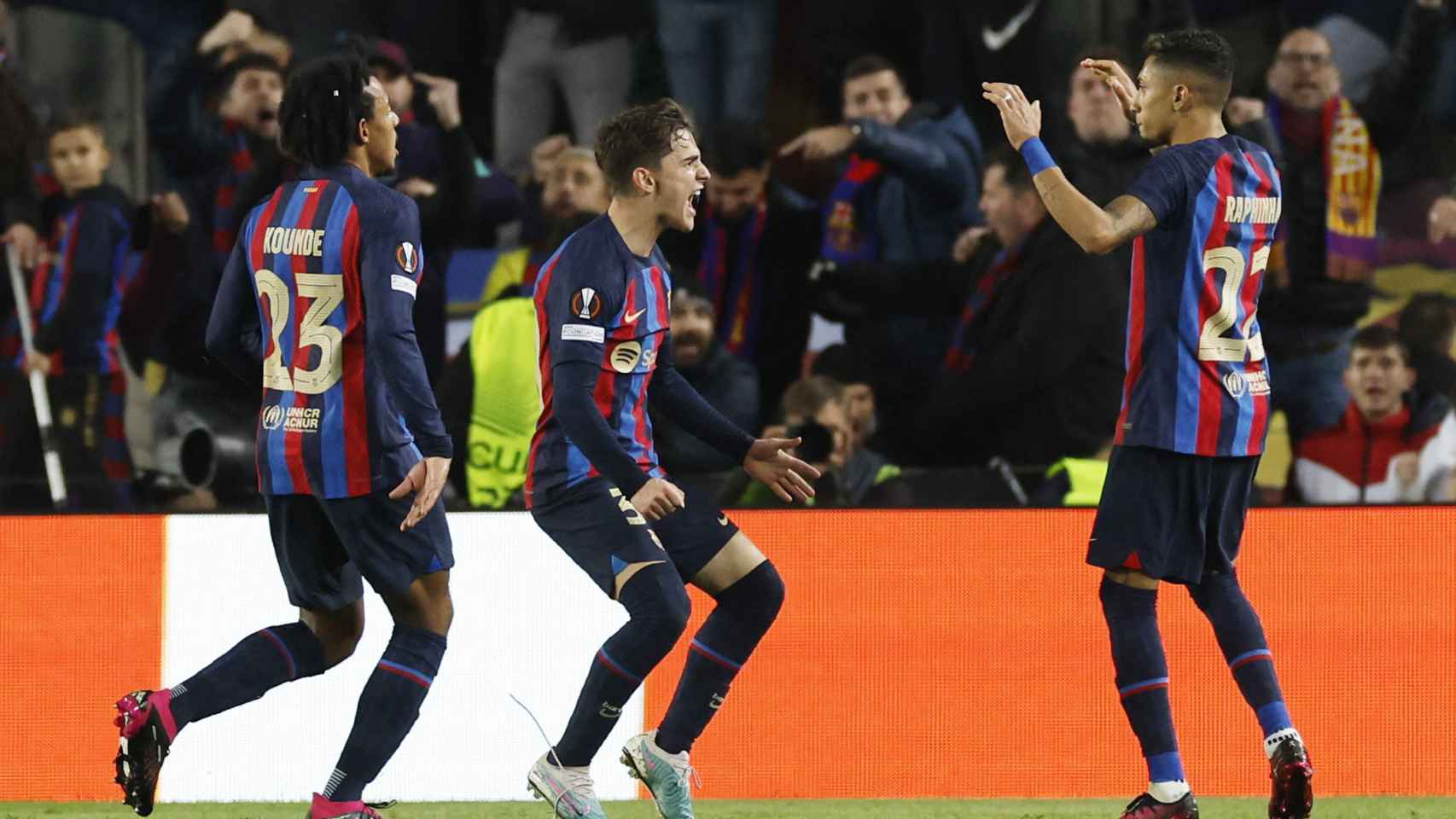 Los jugadores del Barcelona celebran el gol de Raphinha.