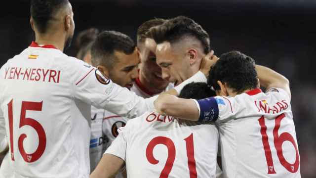 Los futbolistas del Sevilla celebran uno de los goles.