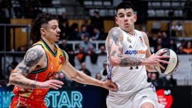Gaby Deck intenta un ataque contra Valencia Basket en la Copa del Rey