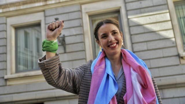 La exministra de Igualdad, Irene Montero, frente al Congreso de los Diputados cuando se aprobó la Ley Trans.