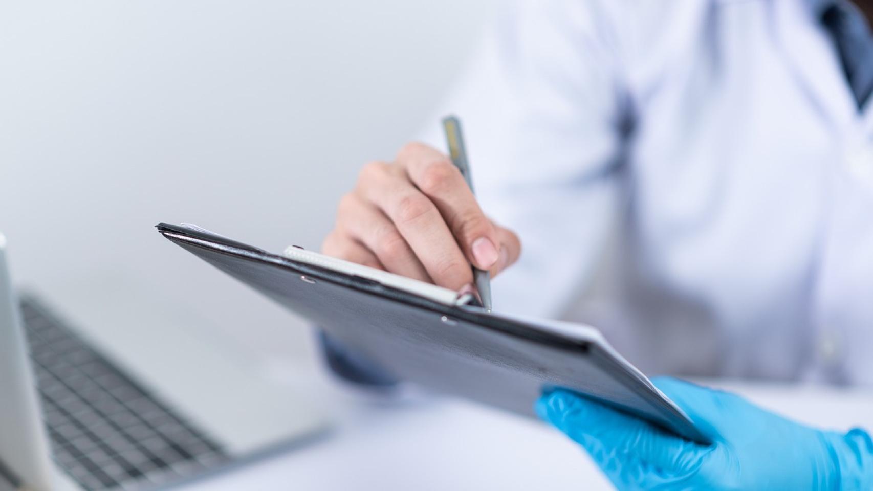 Un médico nota en su tablet información sobre un paciente. FOTO: Pixabay.