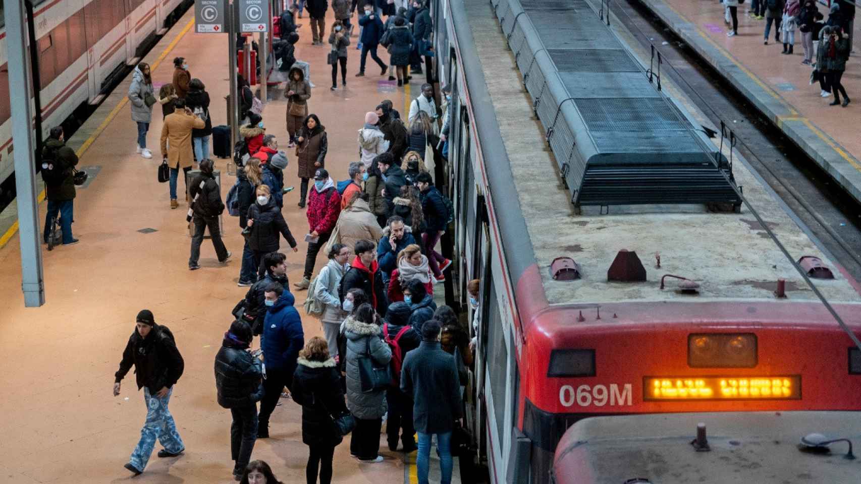 Varias personas suben y bajan de un tren de Cercanías, en la estación Puerta de Atocha, el pasado 7 de febrero.