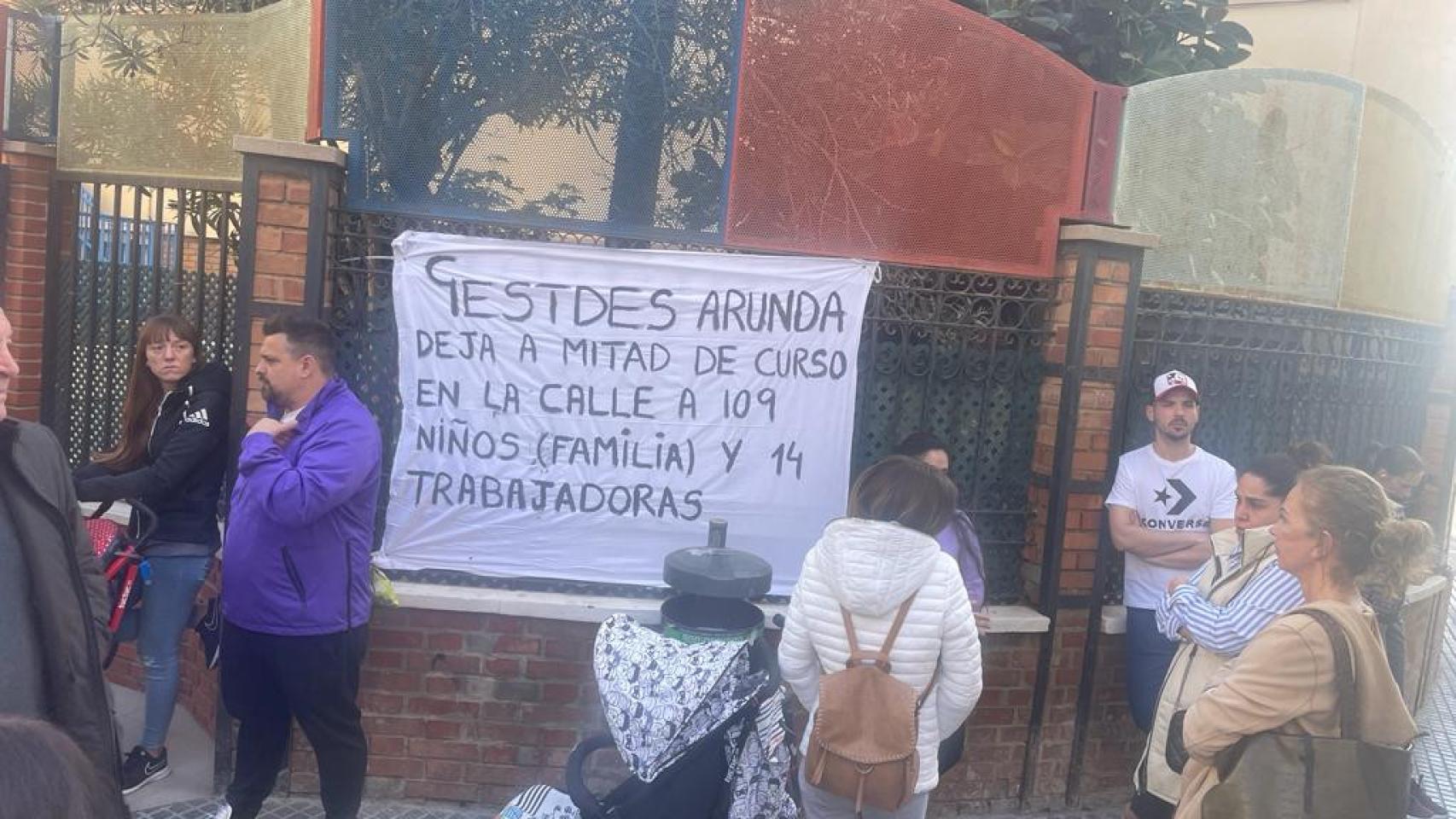 Protesta en la puerta de la escuela infantil situada en la barriada de La Paz.
