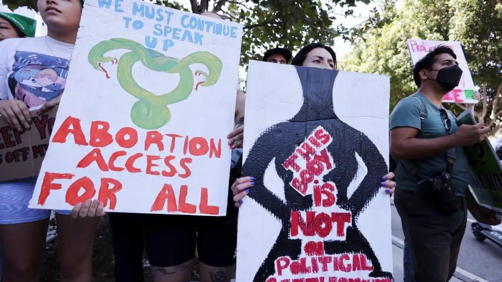 Manifestantes en una protesta proelección en Los Angeles.