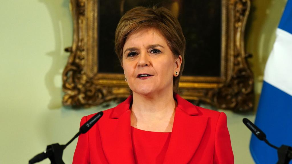 Nicola Sturgeon este miércoles anunciando su dimisión como ministra principal de Escocia.