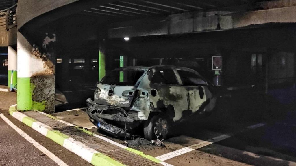 El vehículo que ardió en el parking del Carrefur de Alfonso Molina.