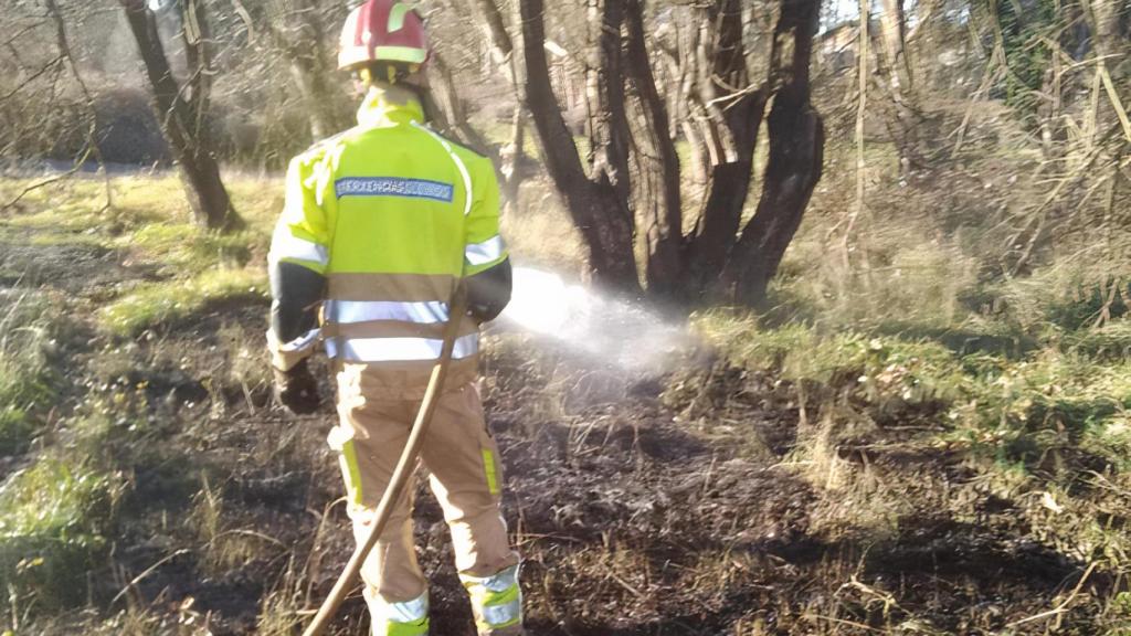 Bomberos apagan un incendio en San Pedro de Nós.