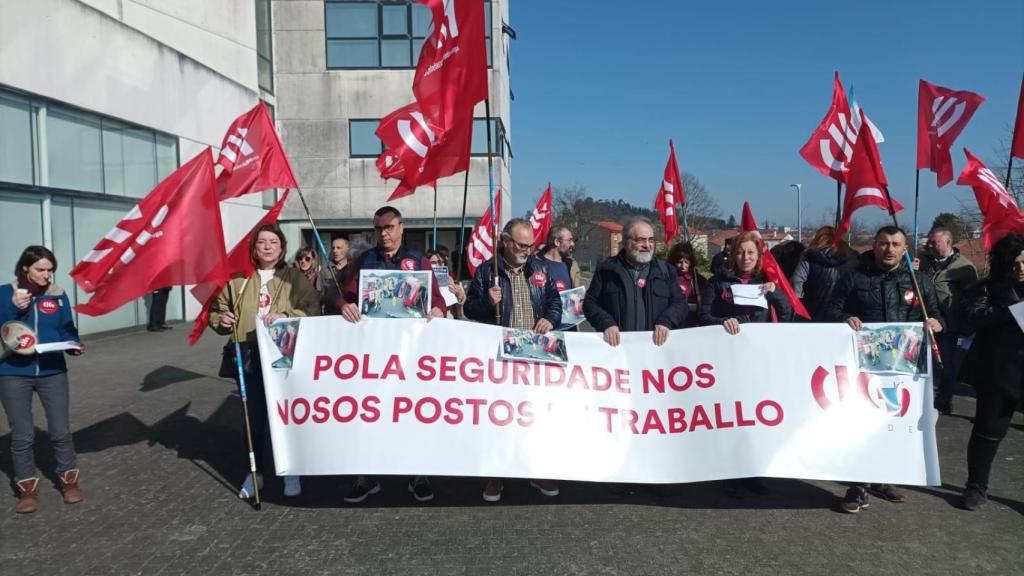 Sanitarios concentrados enfrente al edificio del Sergas en Santiago de Compostela