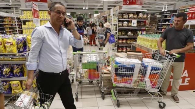 Varias personas comprando en un supermercado