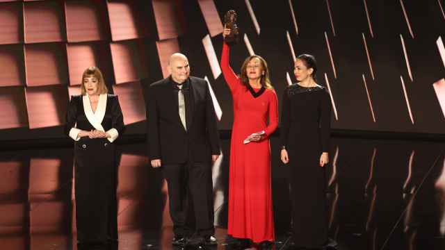 En el centro, de rojo, Eulalia Ramón, la viuda de Carlos Saura, en la gala de los Premios Goya.