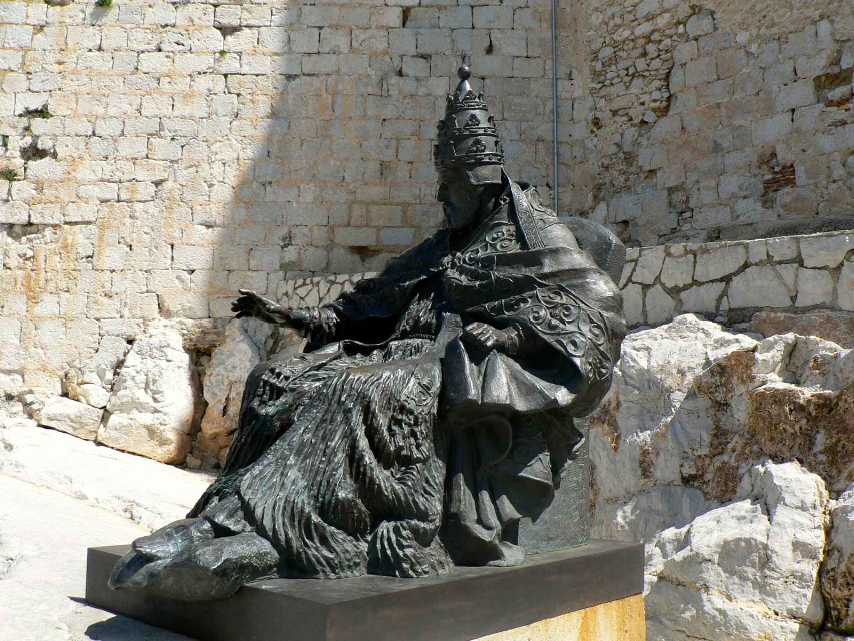 Escultura de Benedicto XIII en Peñíscola, Valencia.