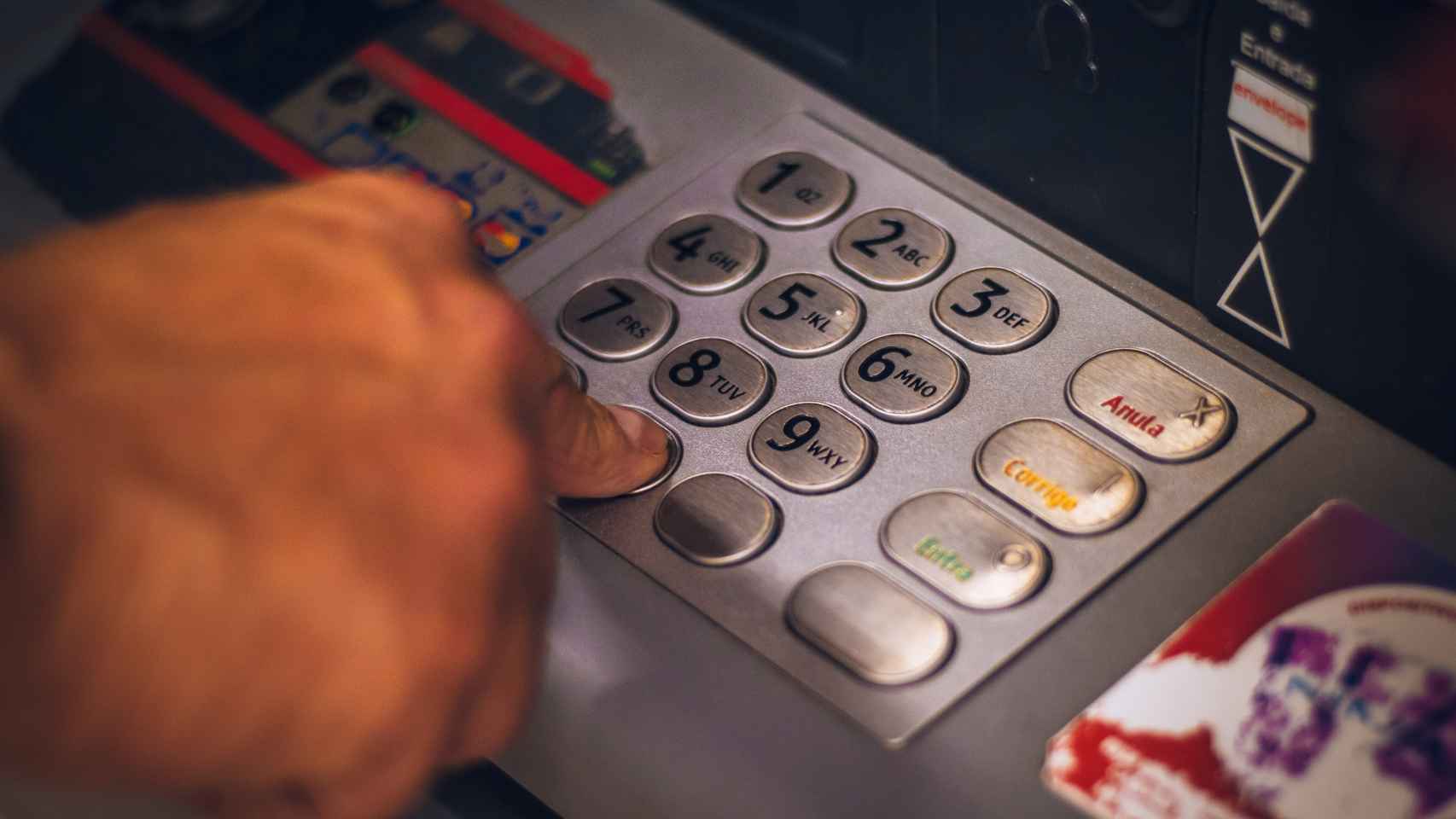 Una persona utiliza un cajero automático.