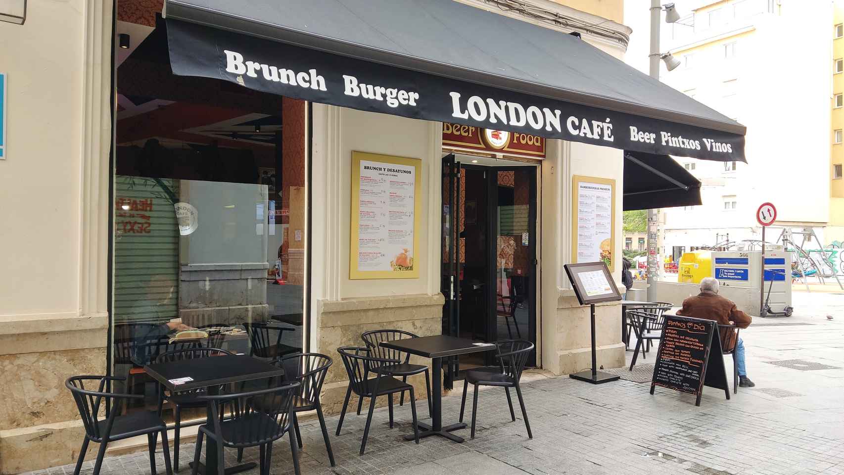 London Café, nuevo local abierto en la Plaza Camas de Málaga.