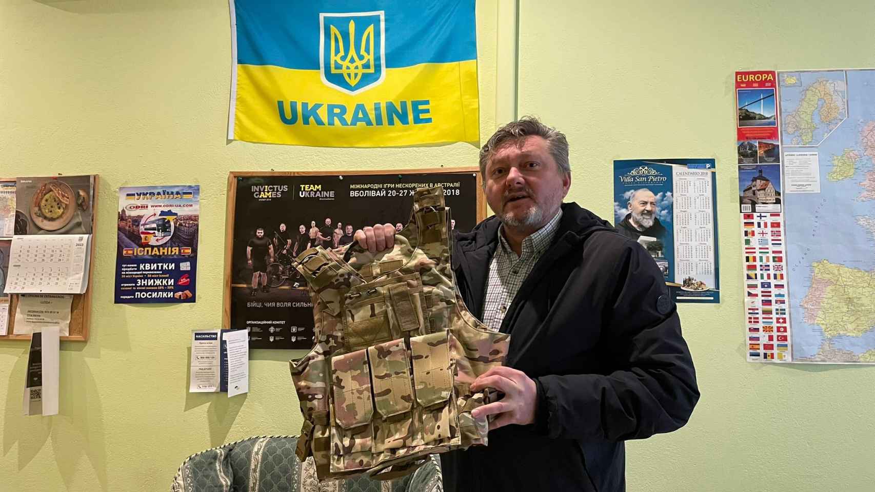 Mykola Grynkiv muestra un chaleco antibalas en el locutorio en el que trabaja.