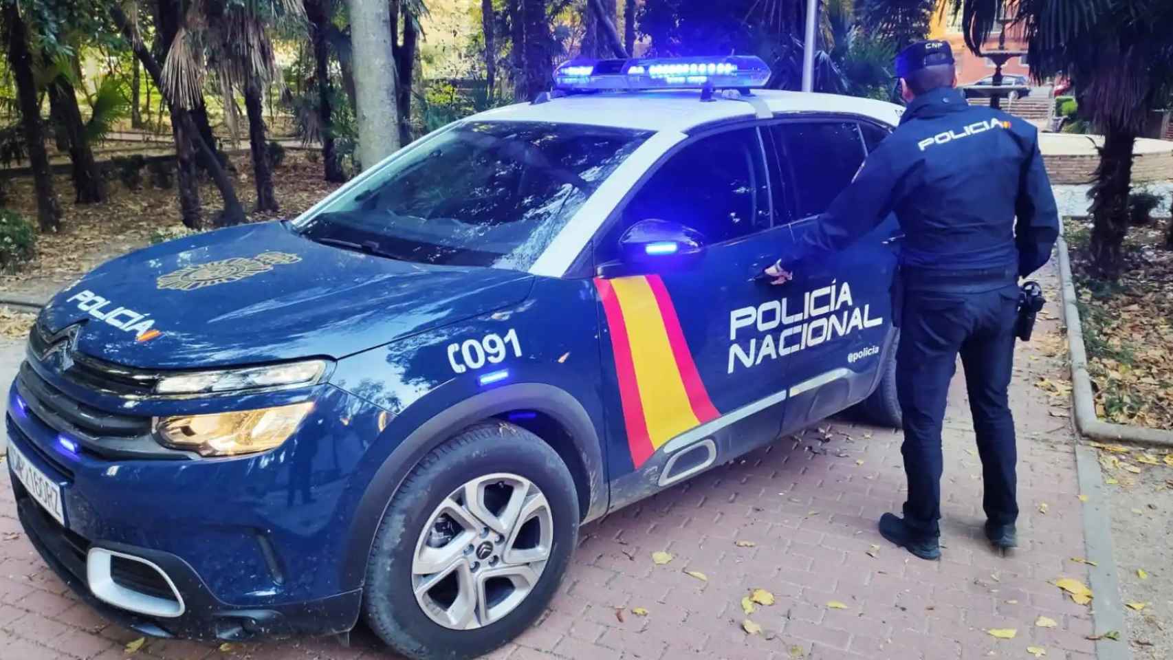 Un agente de la Policía Nacional se dispone a subirse a un 'zeta' para patrullar las calles de Madrid.