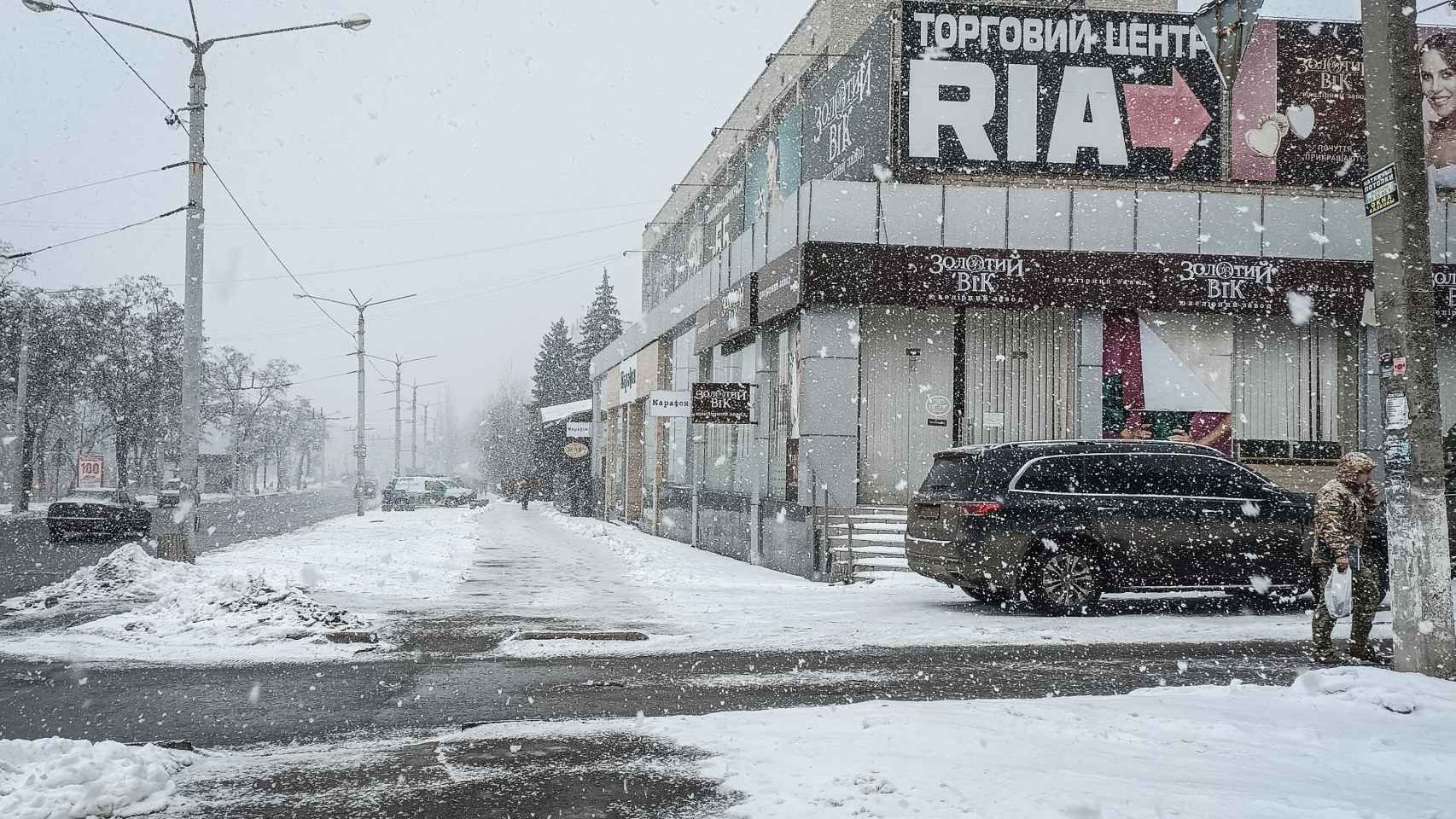 Algunos soldados compran comida en la avenida principal de Kramatorsk, casi desierta estos días