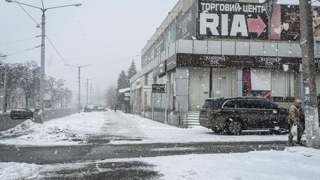 Algunos soldados compran comida en la avenida principal de Kramatorsk, casi desierta estos días
