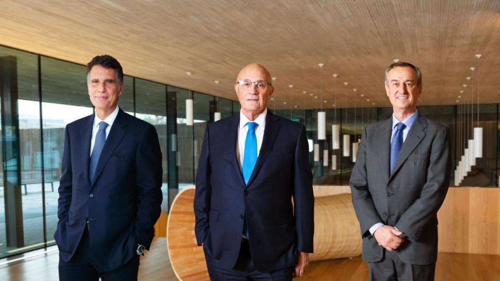 Jaime Guardiola, exconsejero delegado de Sabadell; Josep Oliú, presidente; y Gustavo González-Bueno, consejero delegado.