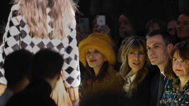 Pedro Sánchez, junto a su esposa, Begoña Gómez (sentada al lado de Luz Casal), en primera fila del desfile de Teresa Helbig en la Madrid Fashion Week. A su lado, la directora del Museo del Traje, Helena López del Hierro.