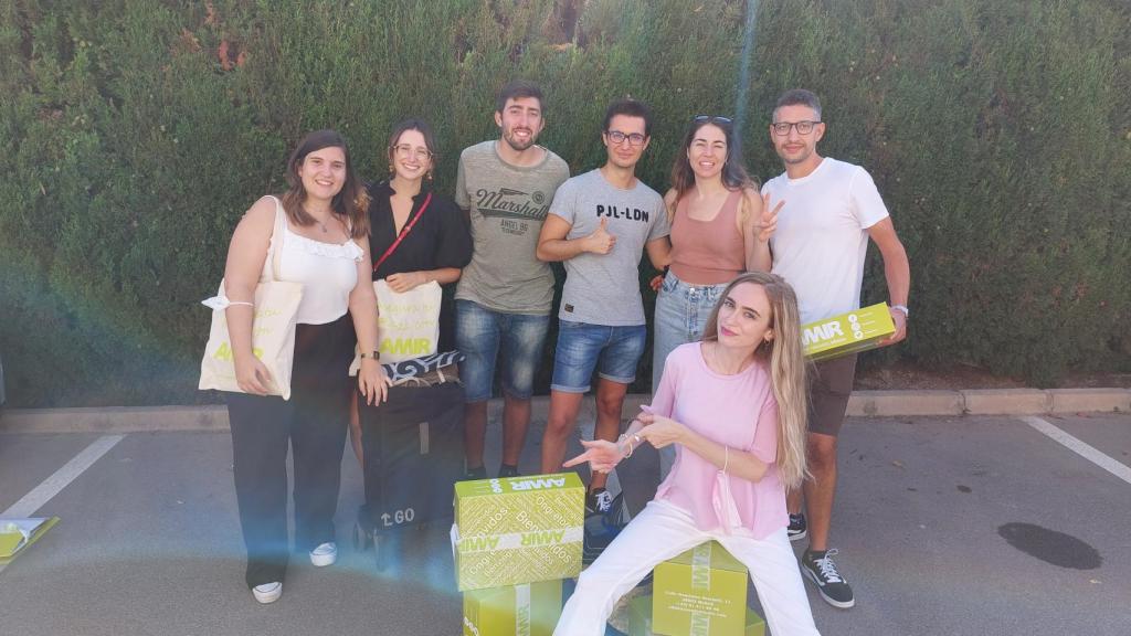 Pedro Fernández junto a sus amigos de Medicina recogiendo el material durante su primer día en la academia.