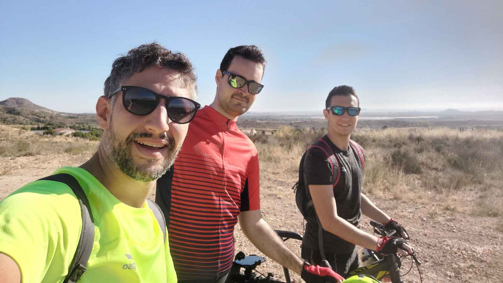 Pedro Fernández con otros amigos practicando ciclismo.