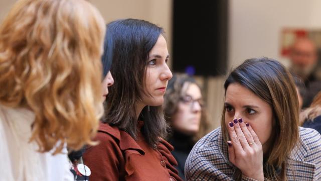 Irene Montero, Ione Belarra y Lilith Verstrynge conversan durante durante la III Conferencia Europea por la Paz del viernes.