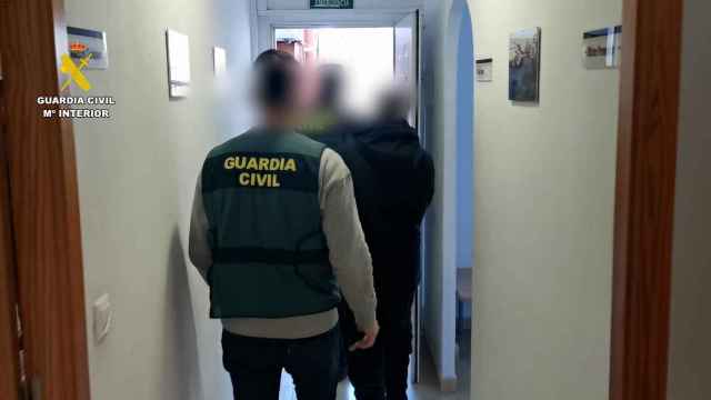 Agentes de la Guardia Civil detienen al joven en Ondara.