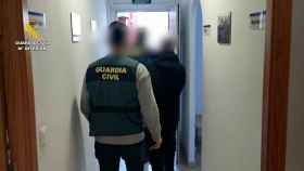 Agentes de la Guardia Civil detienen al joven en Ondara.