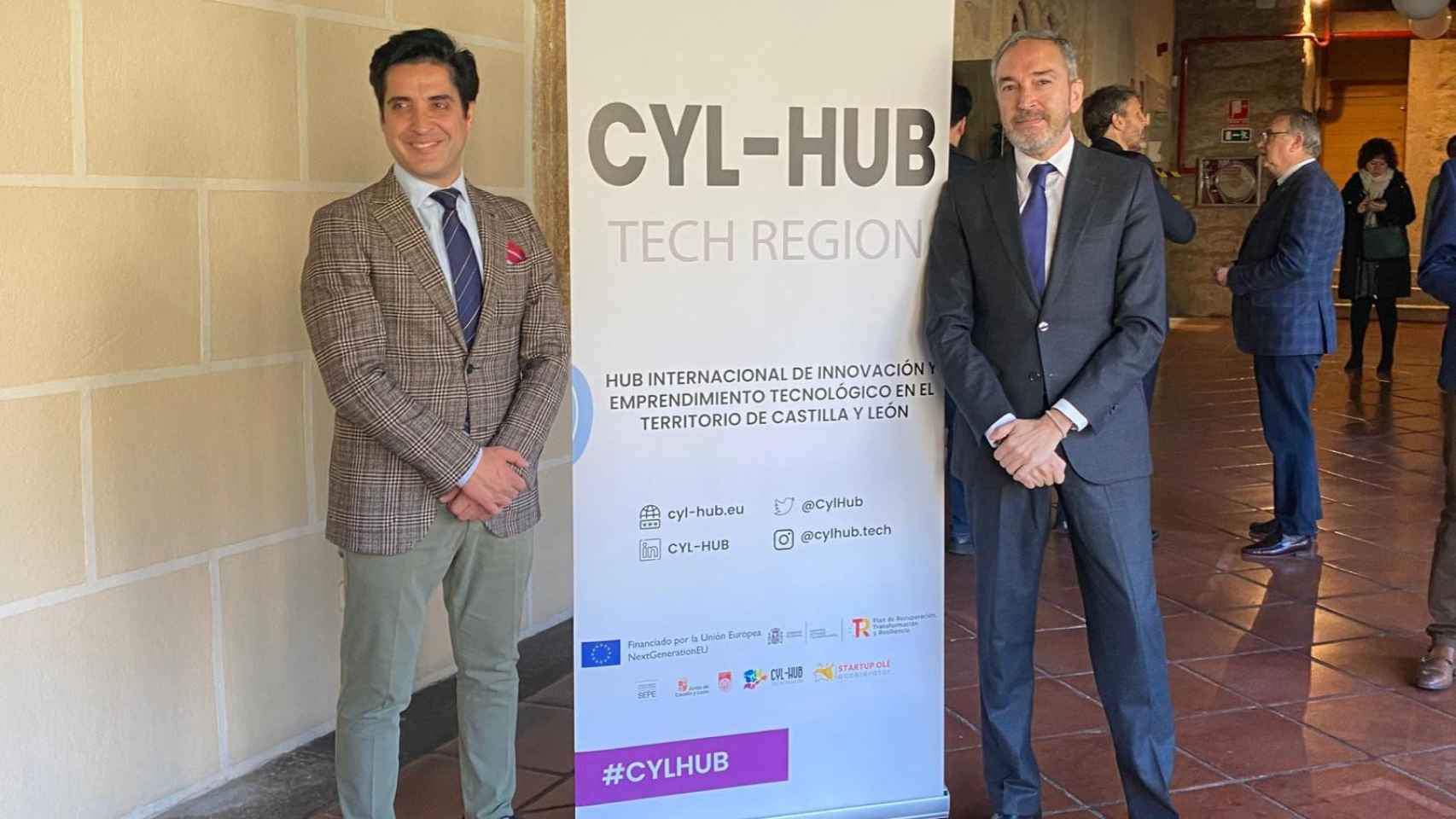 Emilio Corchado, director de CylHub; junto al secretario general de la Consejería de Industria, Comercio y Empleo de la Junta de Castilla y León, Alberto Díaz Pico.