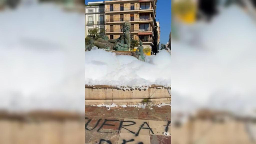 Vista de la fuente de la Plaza de la Virgen de Valencia, llena de espuma.