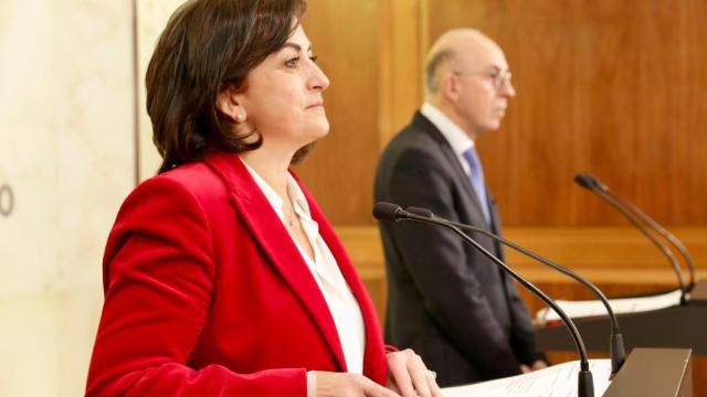 La presidenta de La Rioja, Concha Andreu, y el rector de su universidad, Juan Carlos Ayala.