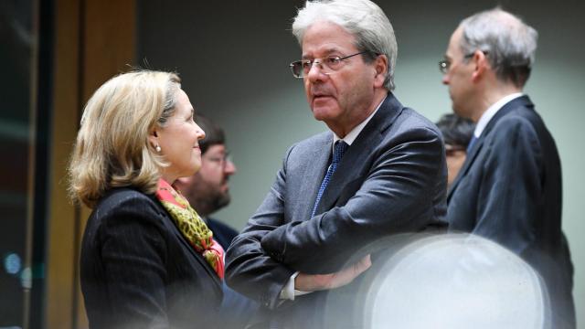 La vicepresidenta Nadia Calviño conversa con el comisario de Asuntos Económicos, Paolo Gentiloni, durante el Eurogrupo del pasado lunes