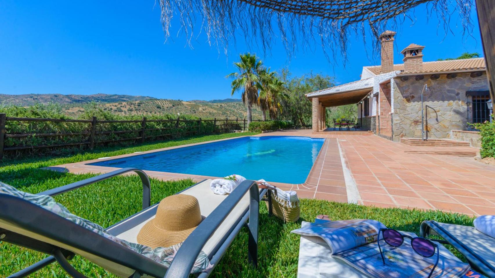 Vista de una casa rural con piscina en la provincia de Málaga.