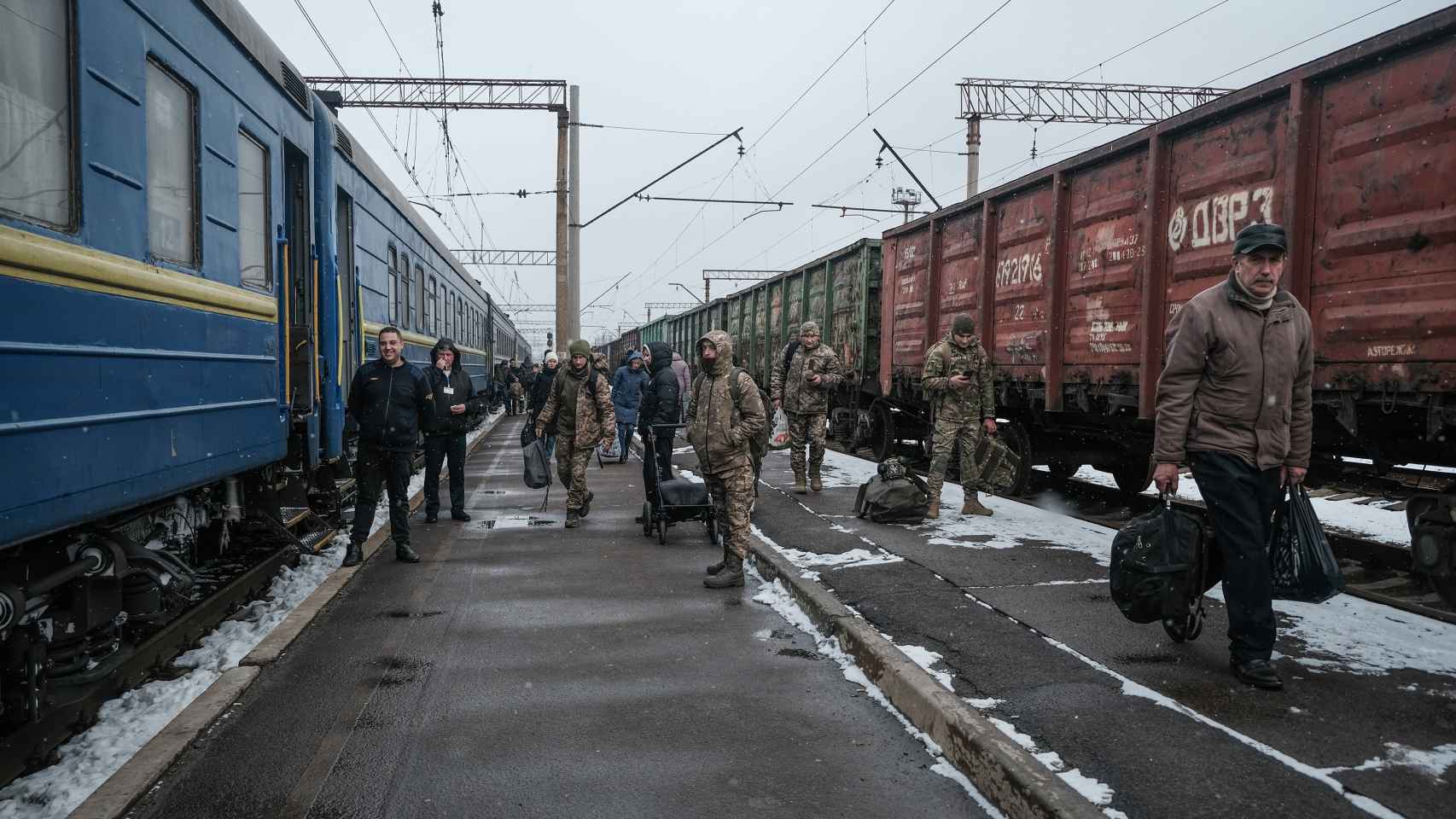 Soldados bajan del tren en la estación de Kramatorsk