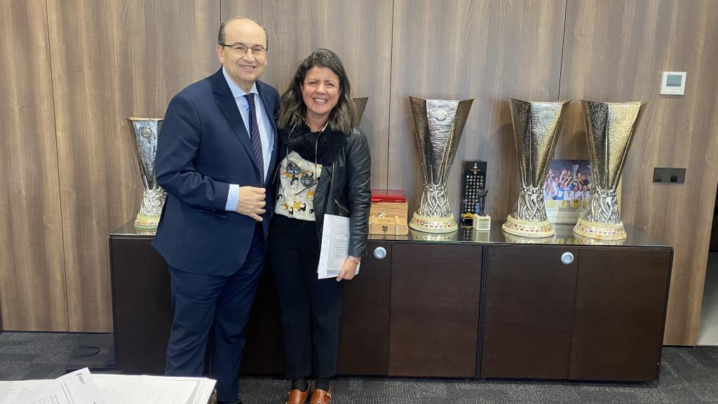 Inma León con el presidente del Sevilla Fútbol Club, Pepe Castro, en su despacho.