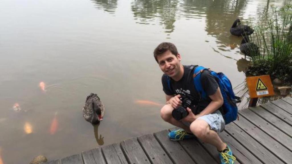 Sam Altman, con su mochila azul, de la que no se separa en los últimos tiempos.