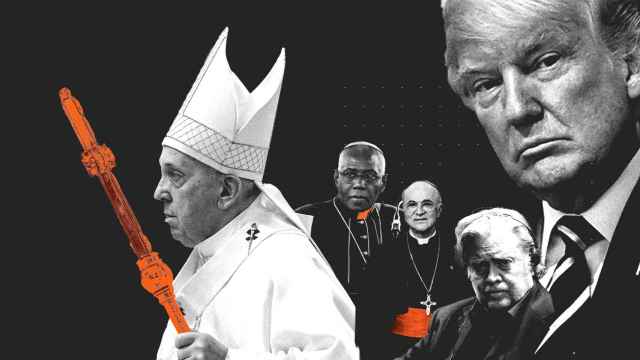 El Papa Francisco y, detrás, sus detractores, el cardenal nigeriano Robert Sarah, el arzobispo Carlo Maria Viganò, Steve Bannon y Donald Trump.