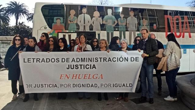 Manifestación de los letrados en el Obelisco de A Coruña.